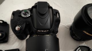 Equipo fotográfico, cámara y tres objetivos