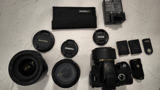 Equipo fotográfico, cámara y tres objetivos