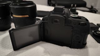 Equipo fotográfico, cámara y tres objetivos