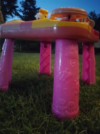 Mesa infantil musical de juguetes