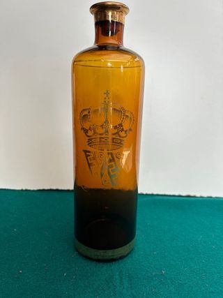 Botella y seis vasos cristal ambar whisky.