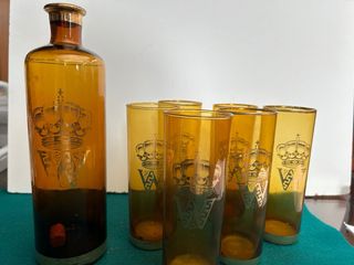 Botella y seis vasos cristal ambar whisky.