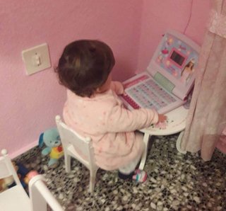 Mesita madera juguete. No para niños es pequeñita.