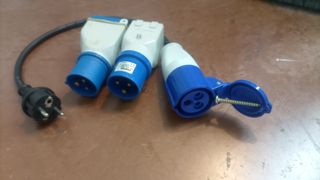 Adaptador corriente autocaravana.