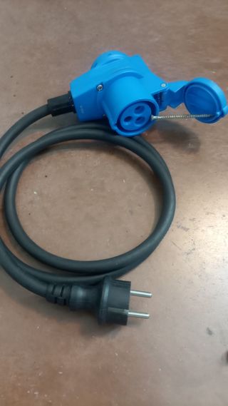 Adaptador corriente autocaravana.