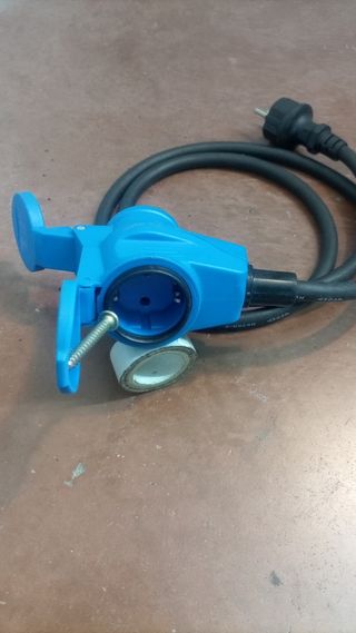 Adaptador corriente autocaravana.