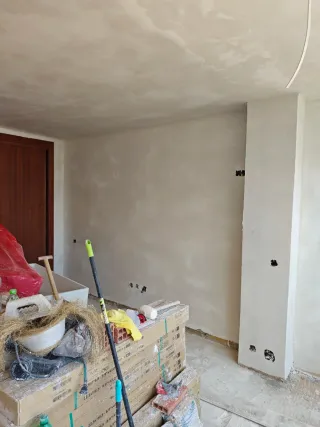 Pintor y alisador tapado de gotelé  profesional