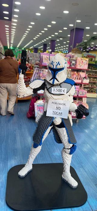 FIGURA TAMAÑO REAL LEGO STORMTROOPER STAR WARS