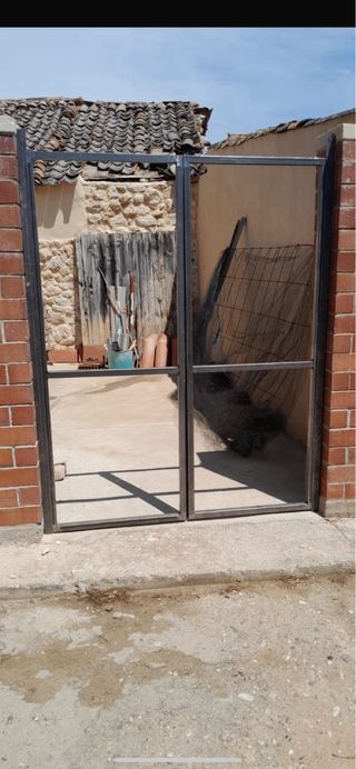 Estructura puerta hierro en Recuerda