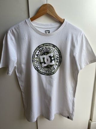 Camiseta blanca y verde militar DC