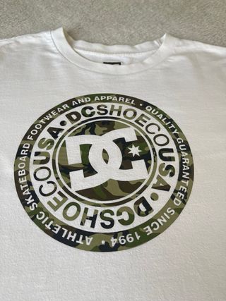 Camiseta blanca y verde militar DC