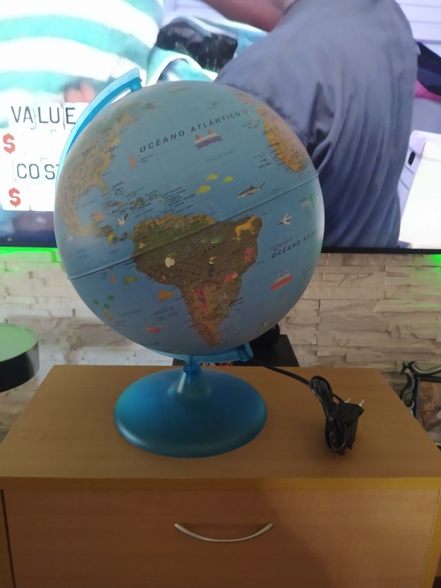 Globo terráqueo con luz