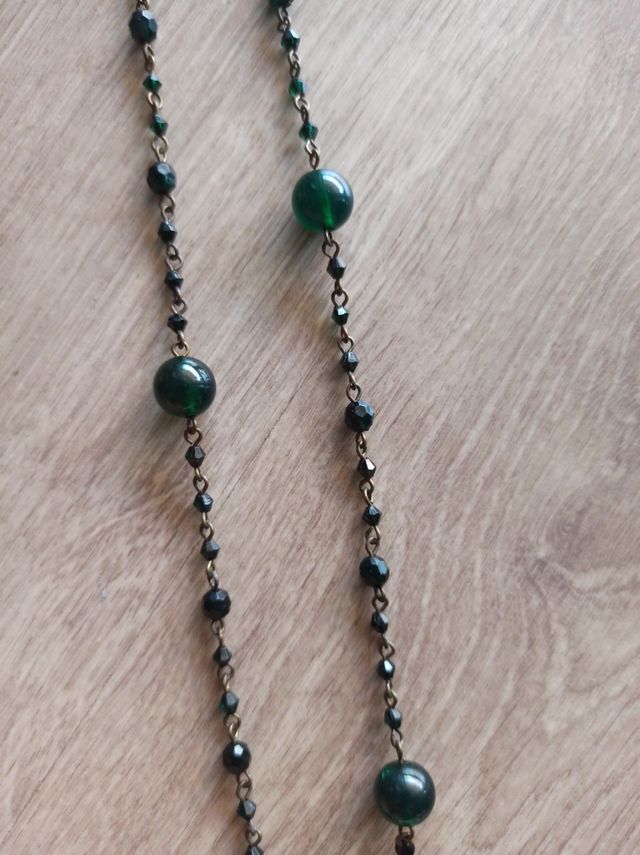 Collar bolitas verde.