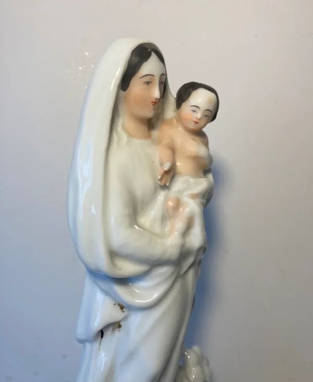Figura Porcelana- Virgen Benditera- 30 cm