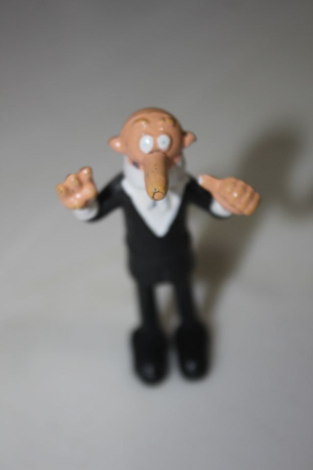 LOTE 2 JUGUETES AÑOS 80 MORTADELO Y COCHE KIOSKO