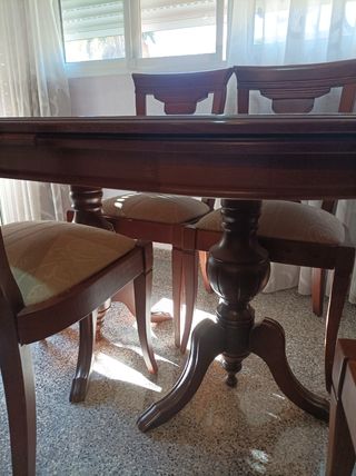 Comedor mueble y mesa cuatro sillas