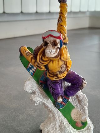 Statua in ceramica scheletro snowboard