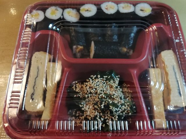 BANDEJAS PARA MENU DESECHABLES.