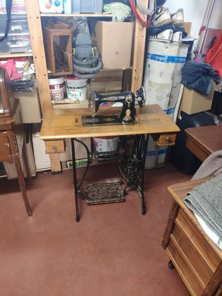 Máquina de coser Alfa antigua