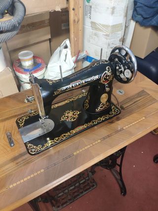 Máquina de coser Alfa antigua
