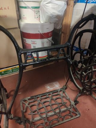 Máquina de coser Alfa antigua