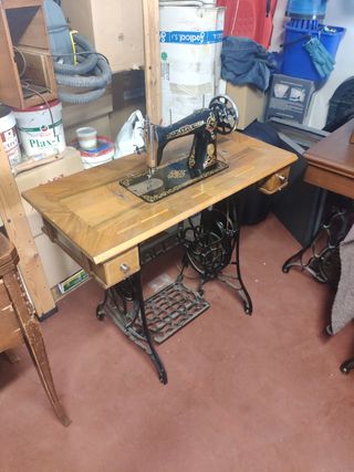 Máquina de coser Alfa antigua