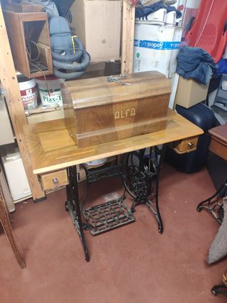 Máquina de coser Alfa antigua