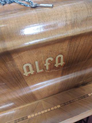 Máquina de coser Alfa antigua