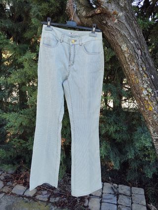 Pantalón acampanado de rayas nuevo.