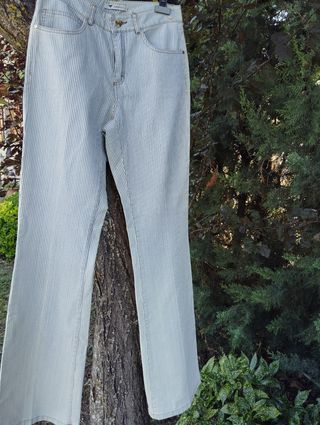 Pantalón acampanado de rayas nuevo.