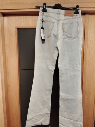 Pantalón acampanado de rayas nuevo.