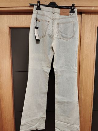 Pantalón acampanado de rayas nuevo.