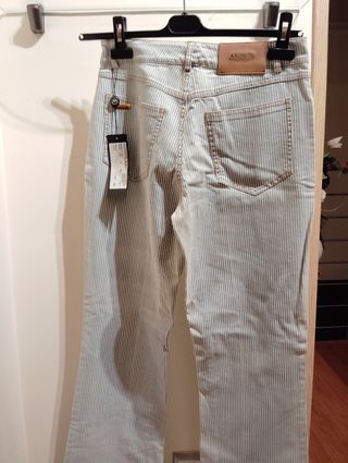 Pantalón acampanado de rayas nuevo.