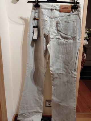 Pantalón acampanado de rayas nuevo.