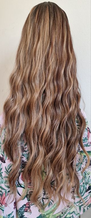 Peluca extra larga marrón con mechas