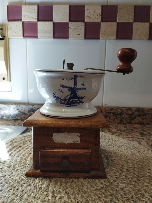 Molinillo de café antiguo