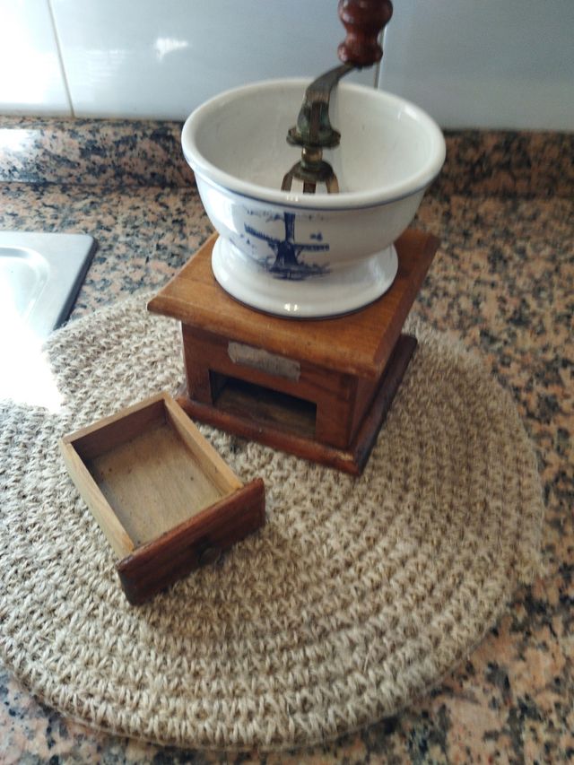 Molinillo de café antiguo