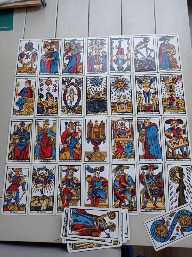 Cartas del tarot y libro