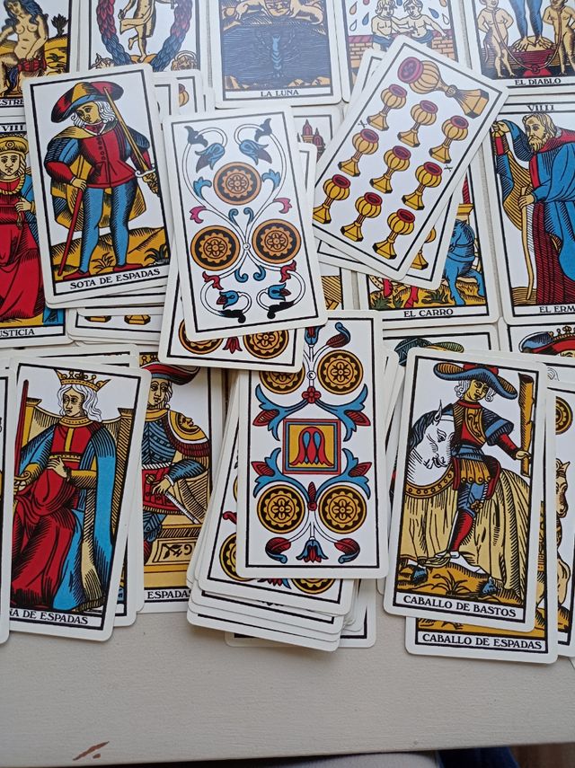 Cartas del tarot y libro