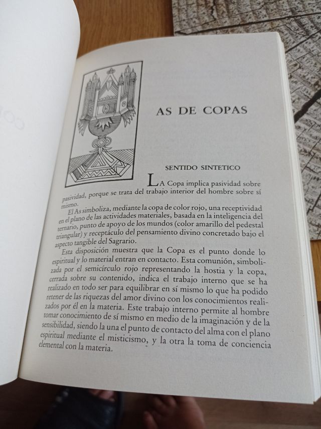 Cartas del tarot y libro