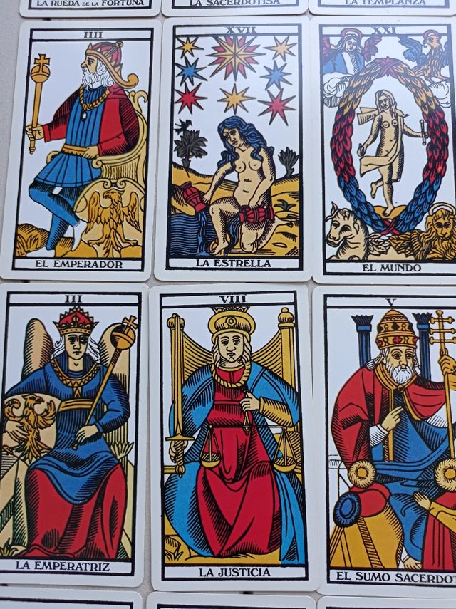 Cartas del tarot y libro