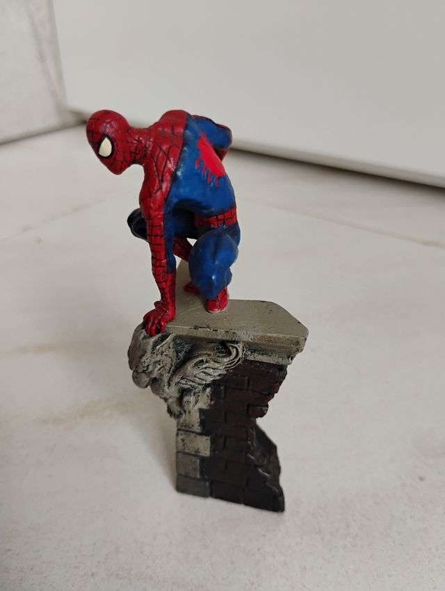 Action figure di Spiderman su Gargoyle