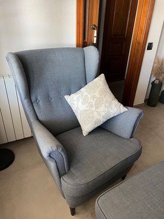 Poltrona e poggiapiedi IKEA Strandmon grigi