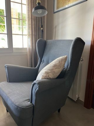 Poltrona e poggiapiedi IKEA Strandmon grigi