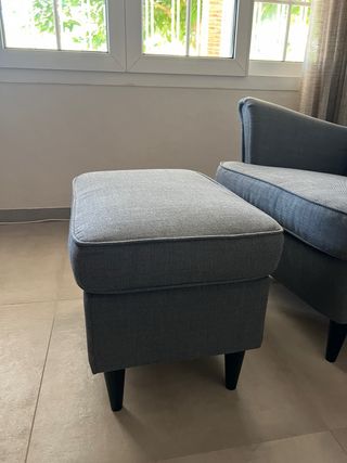 Poltrona e poggiapiedi IKEA Strandmon grigi