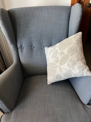 Poltrona e poggiapiedi IKEA Strandmon grigi