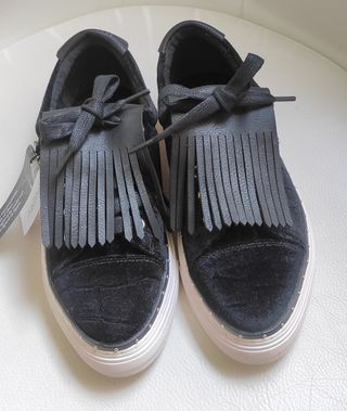 Zapatillas negras de vestir aterciopeladas