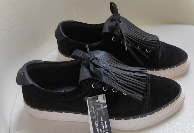 Zapatillas negras de vestir aterciopeladas