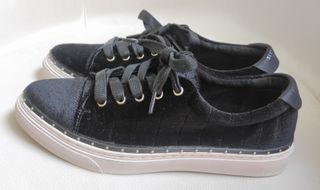 Zapatillas negras de vestir aterciopeladas
