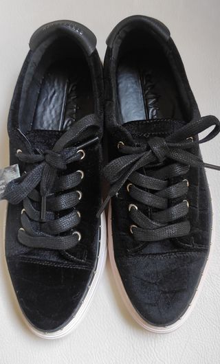 Zapatillas negras de vestir aterciopeladas